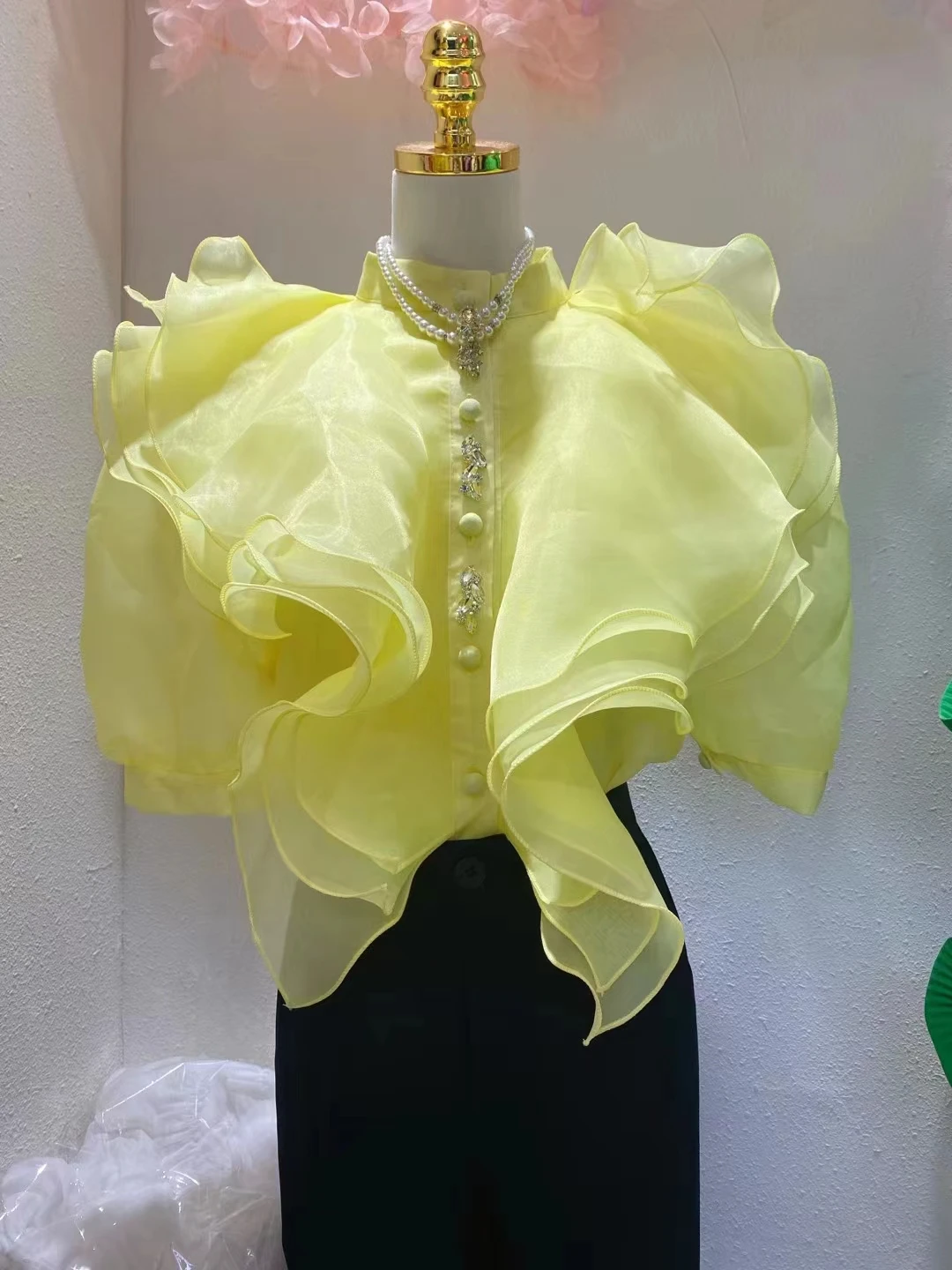 Женская блузка из органзы с оборками