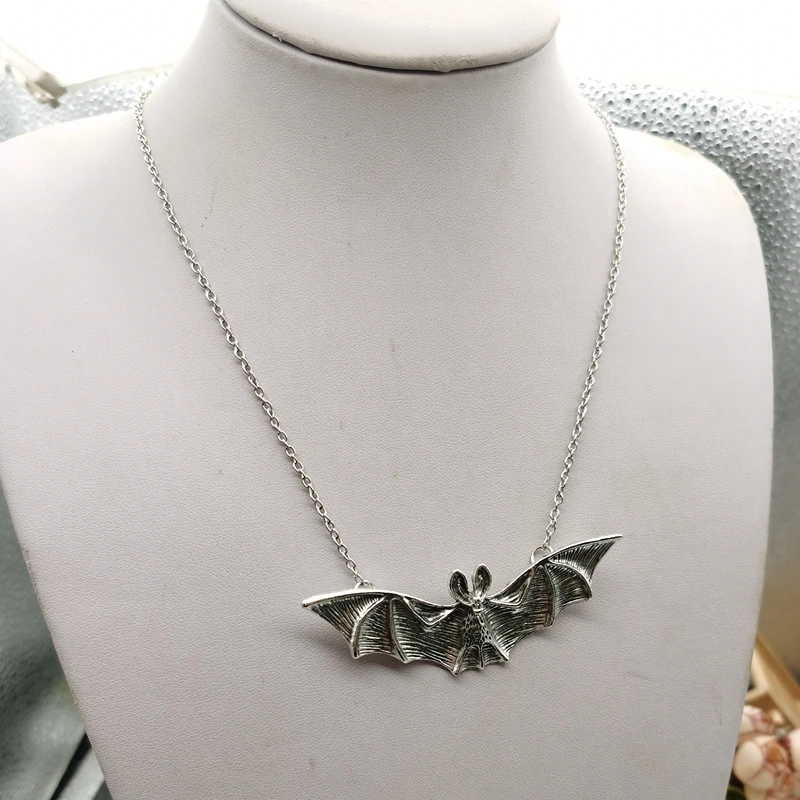 Ожерелье с висячком в форме кровососущей летучей мыши в стиле панк-готик с жемчужными бусами для женщин. Цепочка в комплекте. Идеально подходит для создания образа хип-хоп девушек. Ювелирный подарок.