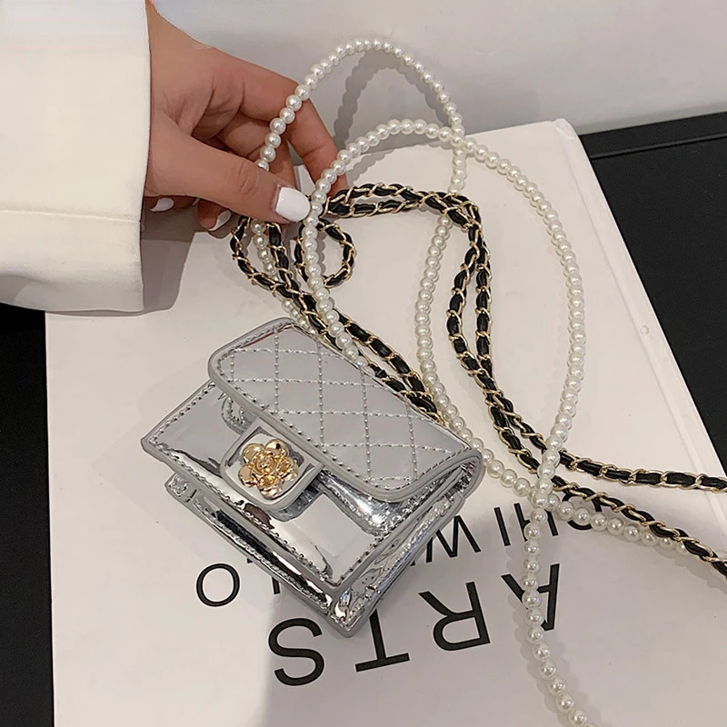 

Женская Роскошная Кожаная мини-сумка с лаком, ожерелье с бриллиантами, сумка для гарнитуры/помады/ключей камелии, нагрудная сумка с жемчужной цепочкой
