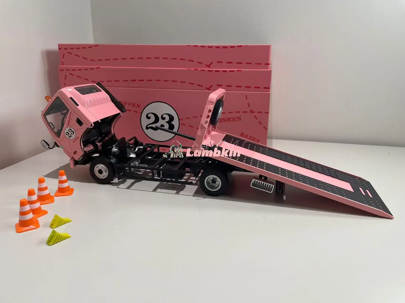 DBGT 1/18 бортовой эвакуатор розовая свинья окрашенная баррикадная грузовик сплав