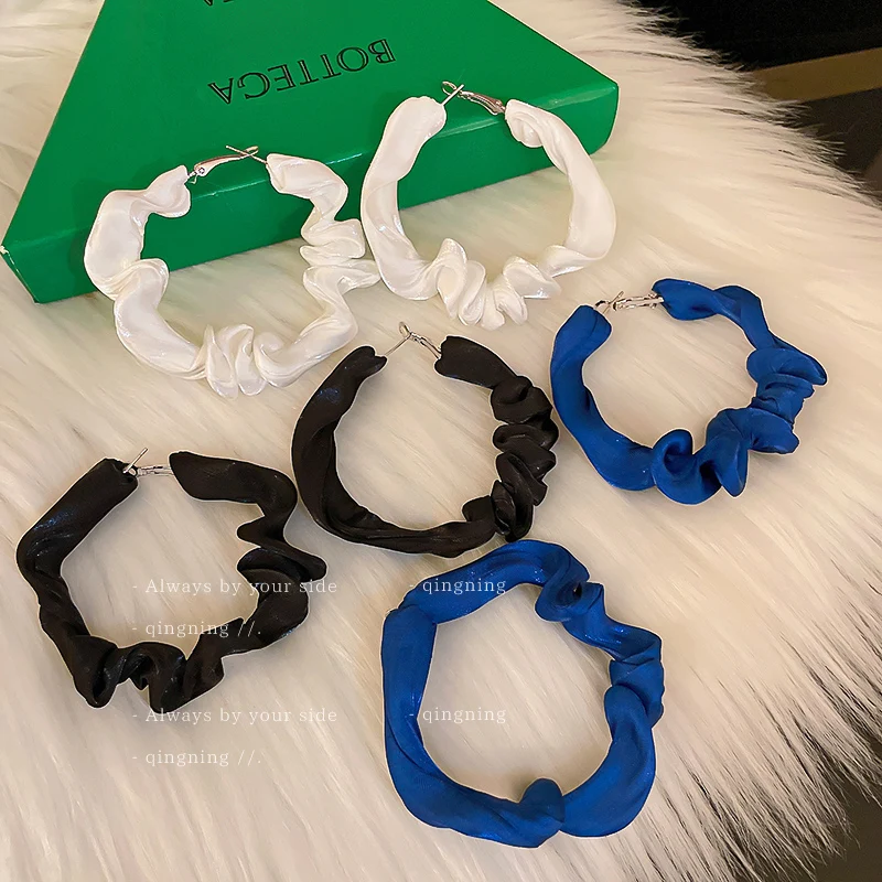 

Irregular Wrinkle Cloth Big Circle Hoop Earrings for Women 2022 New Trendy Black Statement Fashion Autumn Winter Jewelry Party