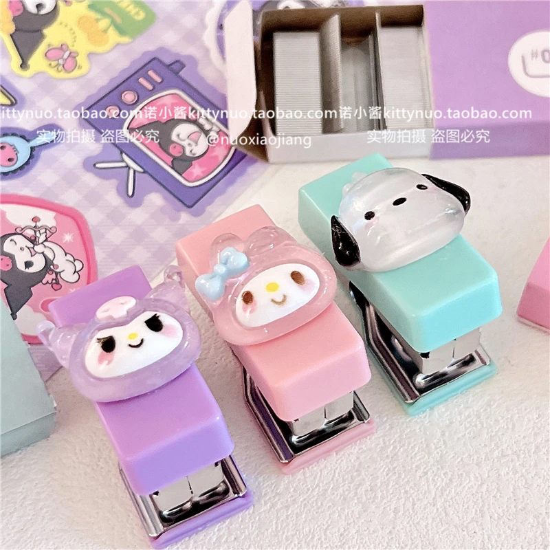 

Кавайный степлер Sanrio, офисные канцелярские принадлежности, портативный студенческий аниме Kuromi Melody Pacha, офисная машина для обвязки документ...