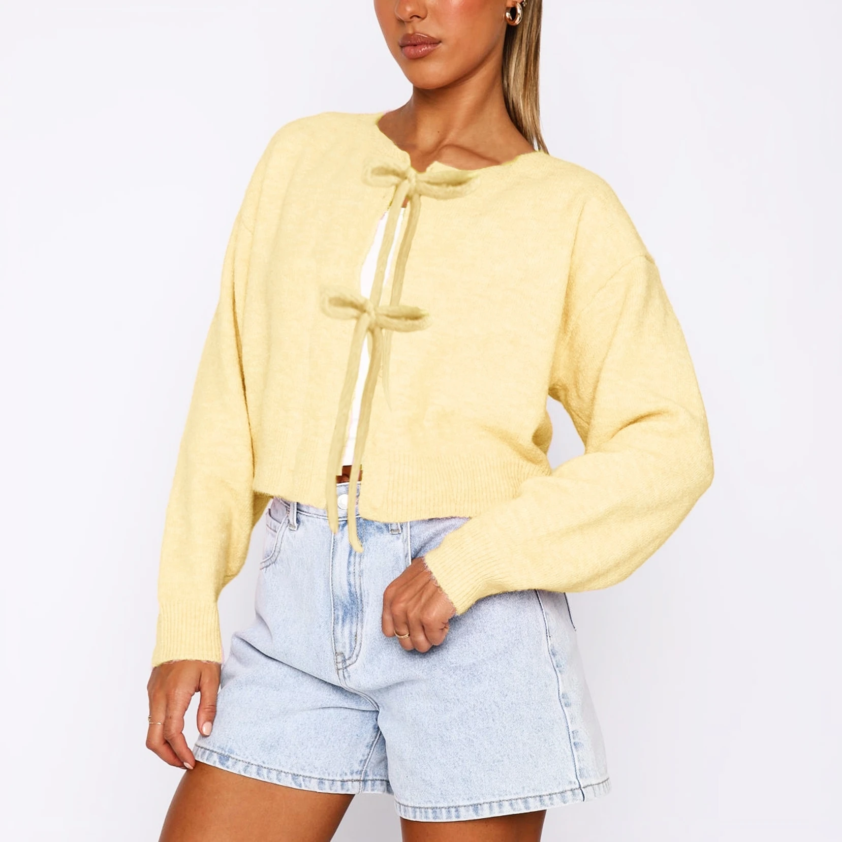 Женский вязаный кардиган с завязками спереди однотонный укороченный свитер