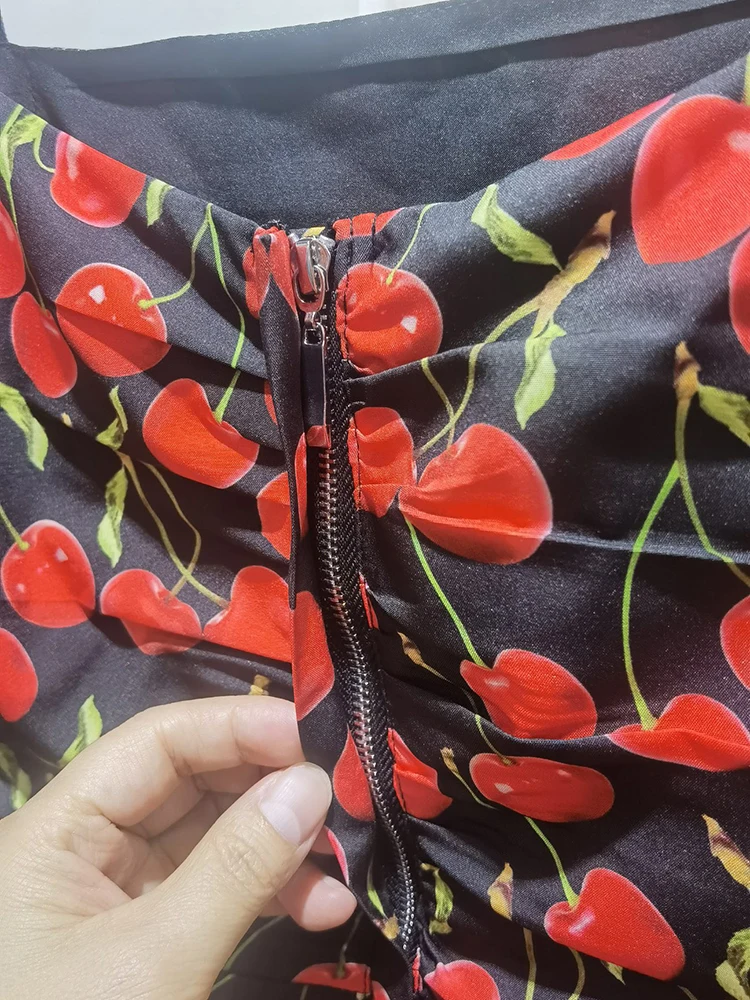 Женское платье с принтом вишни JUNLINNA летнее средней длины на тонких бретелях