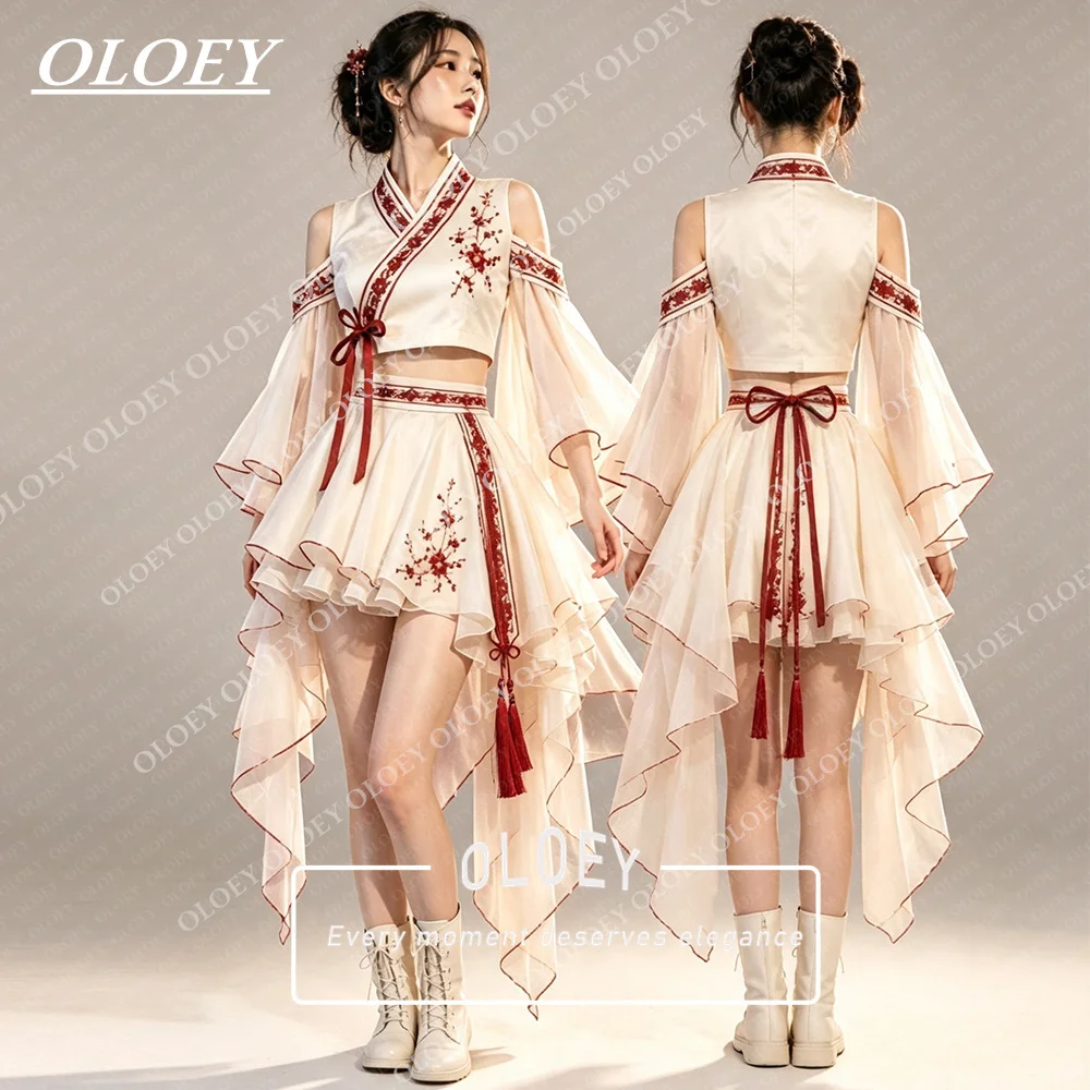 Фото OLOEY Современный красный ханбок с вышивкой цвета слоновой кости, короткий, для концертов, комплект из 2 предметов, корейское платье для фотосессий и мини-выступлений, на заказ. №1