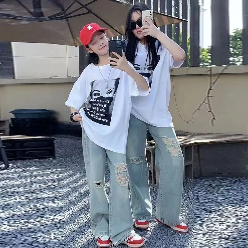 

Футболка с коротким рукавом и джинсы с дырками, на Возраст 4-14 лет