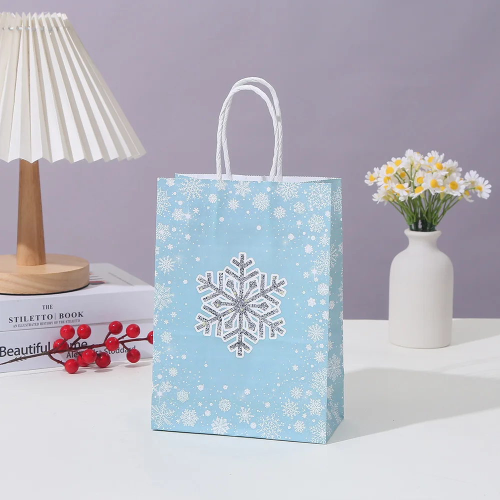 

Рождественские пакеты из крафт-бумаги с узором снежинок