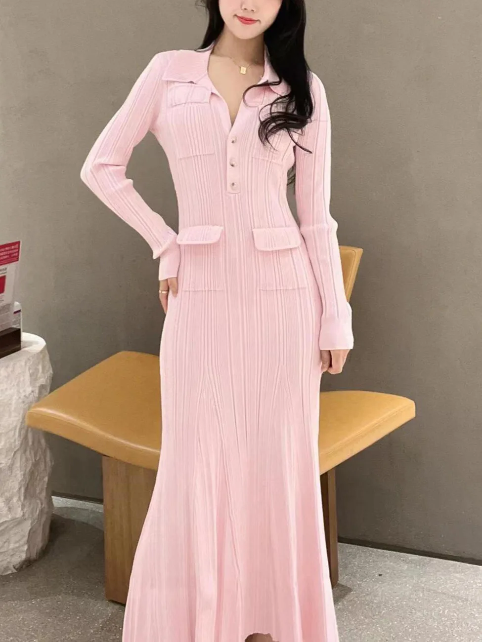 Женское розовое трикотажное платье средней длины для пожилых людей модное