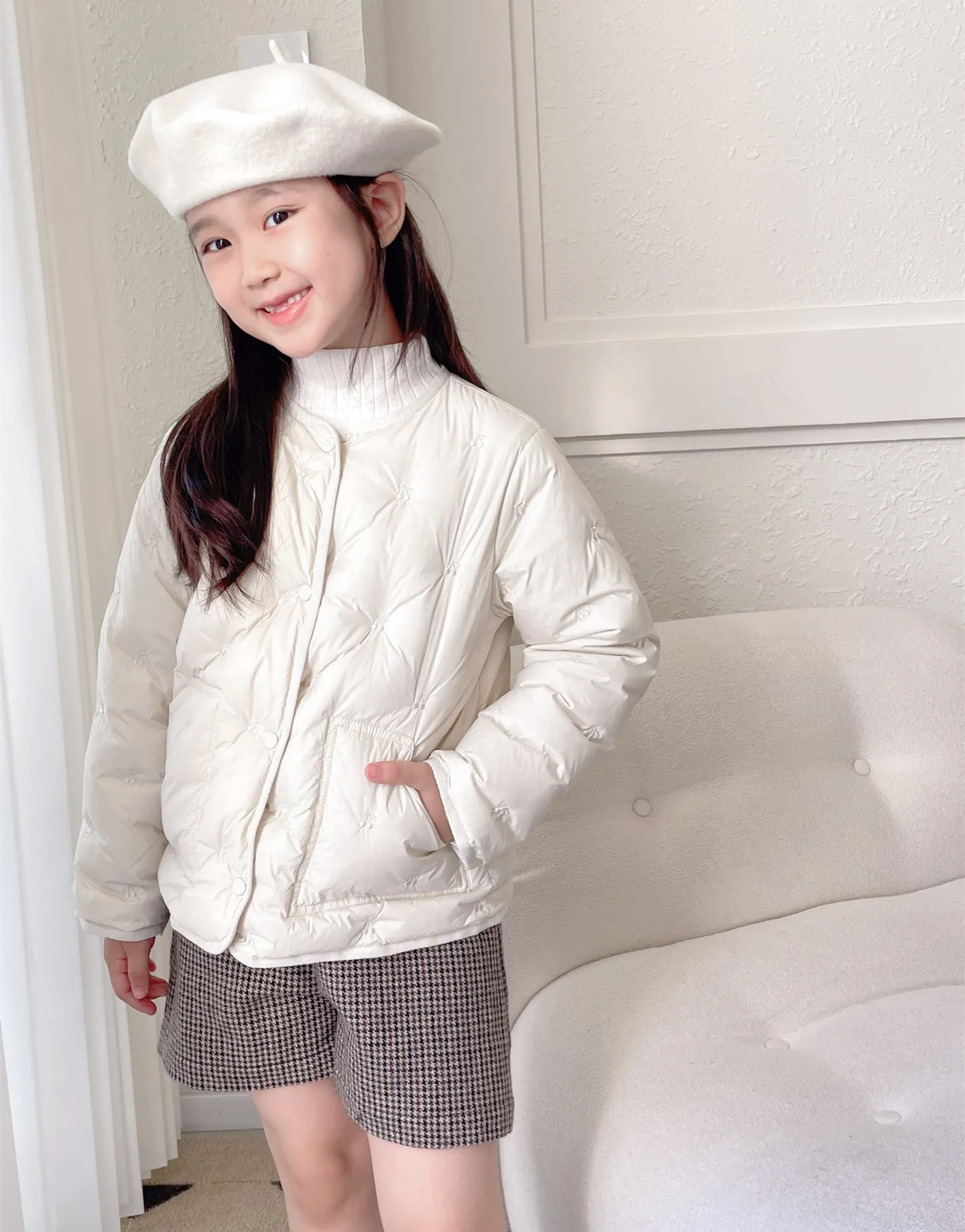 Girls solid round neck down jacket 90 white duck down short coat Cherry Embroidery Top
