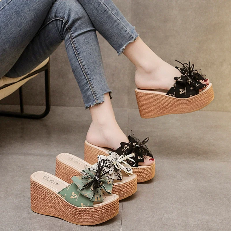 Женские шлепанцы на высоком каблуке летние толстой подошве с цветами новинка 2024