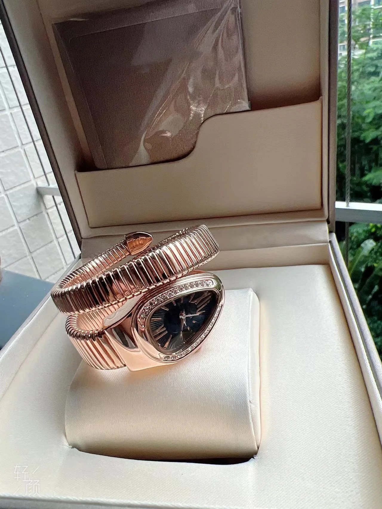 

Женские кварцевые наручные часы AAA, роскошный ремешок, светящийся из нержавеющей стали, змеиная повязка, автоматическое украшение бриллиантами