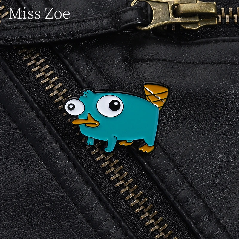 Фото Эмалированные булавки Perry The Platypus, мультяшная комедия, анимированная брошь в виде утки, значки на лацканах, одежда, ювелирные изделия с животными, подарок для детей, друзей №1
