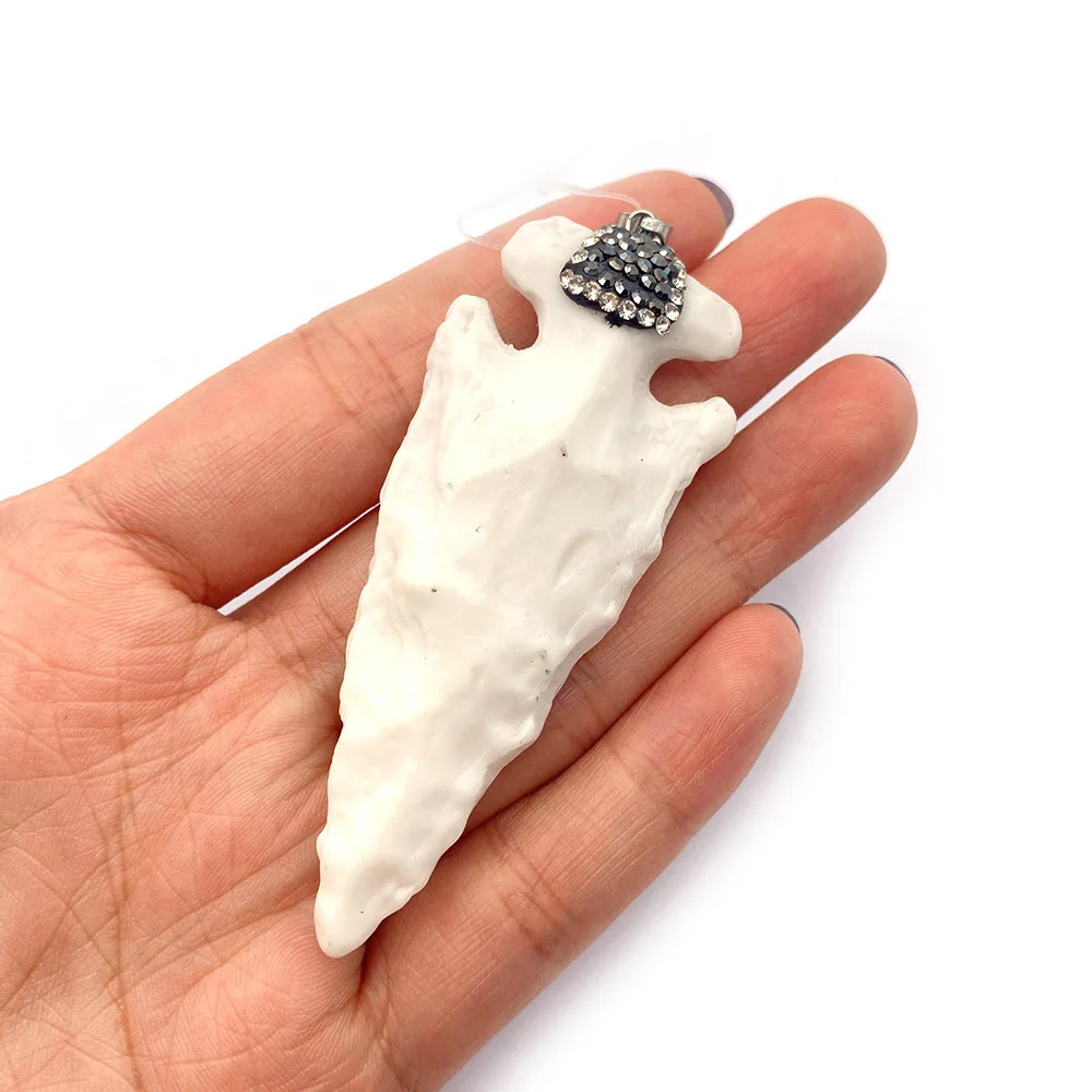 Винтажный кулон в виде коровьей кости из смолы 30x73 мм инкрустированный шармами