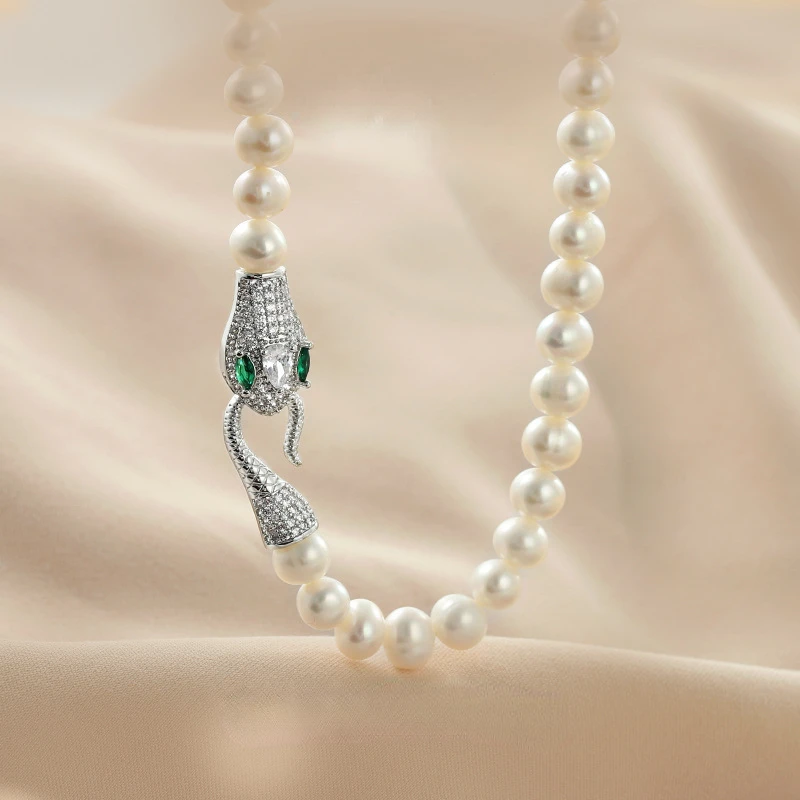 2023 Fashionable Freshwater Pearl Short Necklace with Snake Style Collar Chain for Women