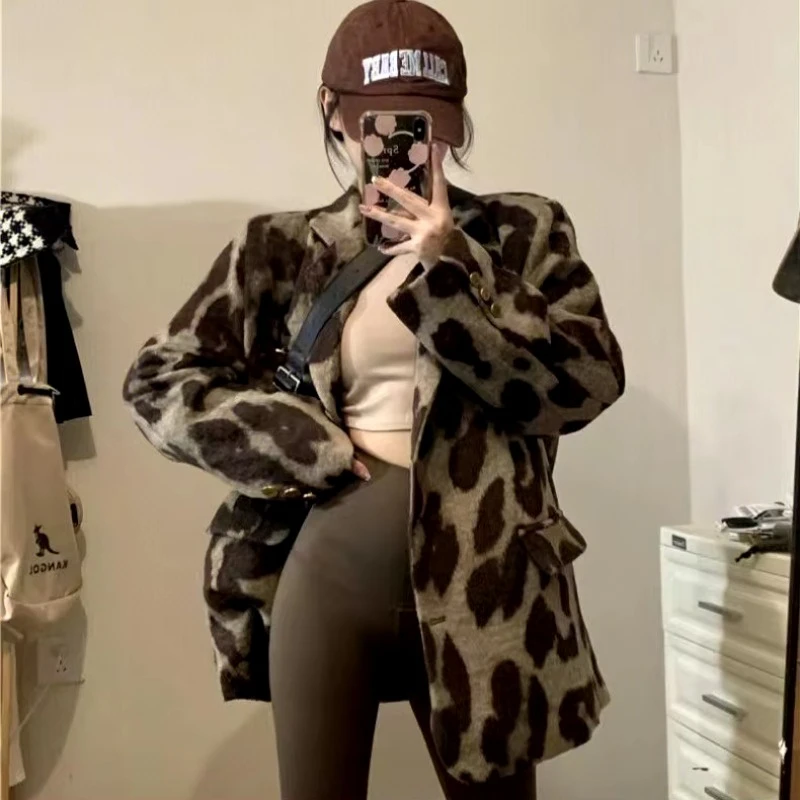 Короткий твидовый пиджак с леопардовым принтом в американском стиле