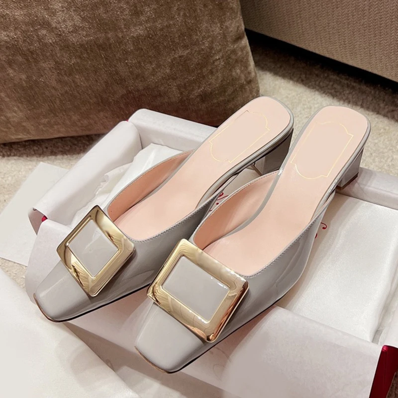 

Новые женские туфли из лакированной кожи с квадратной пряжкой, сандалии на толстом каблуке средней высоты Baotou, носились снаружи и искусственно.