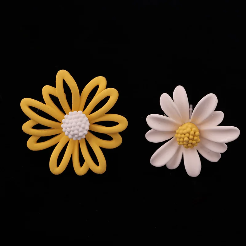 

Серьги-гвоздики в виде комаров в виде корейских цветов