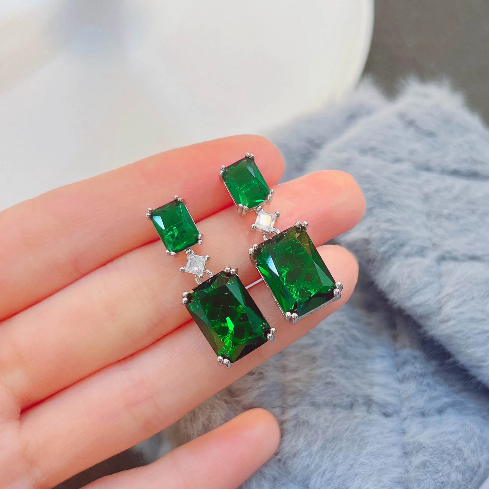 

Серьги-подвески женские из серебра с изумрудами