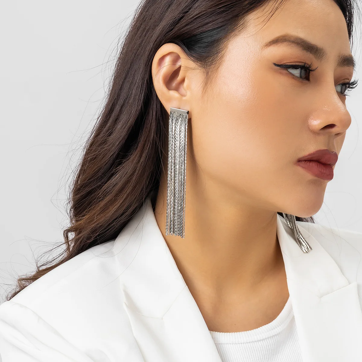 

Light Luxury Chain Tassel Exaggerated Wind Temperament Earrings Design Niche Long Earrings for Women Jewelry Accessory