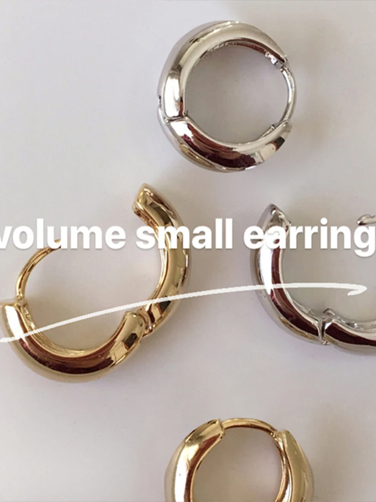 Южная Корея Ретро Ins Cold Sle Chic Чрезвычайно простые мини-серьги с пряжкой для ушей