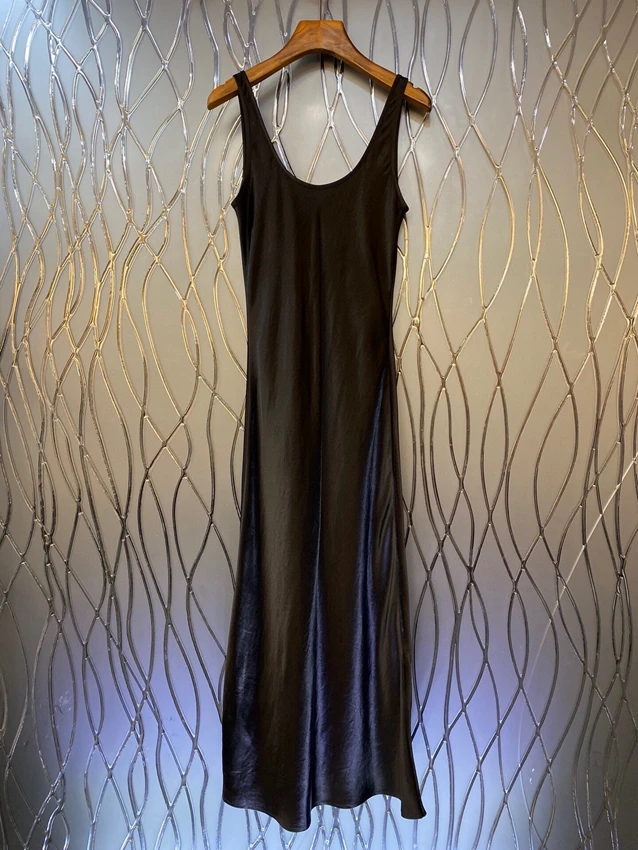 

2023 new women fashion sleeveless crew neck suspenders slim glossy high-end feminine long dress dress 0627