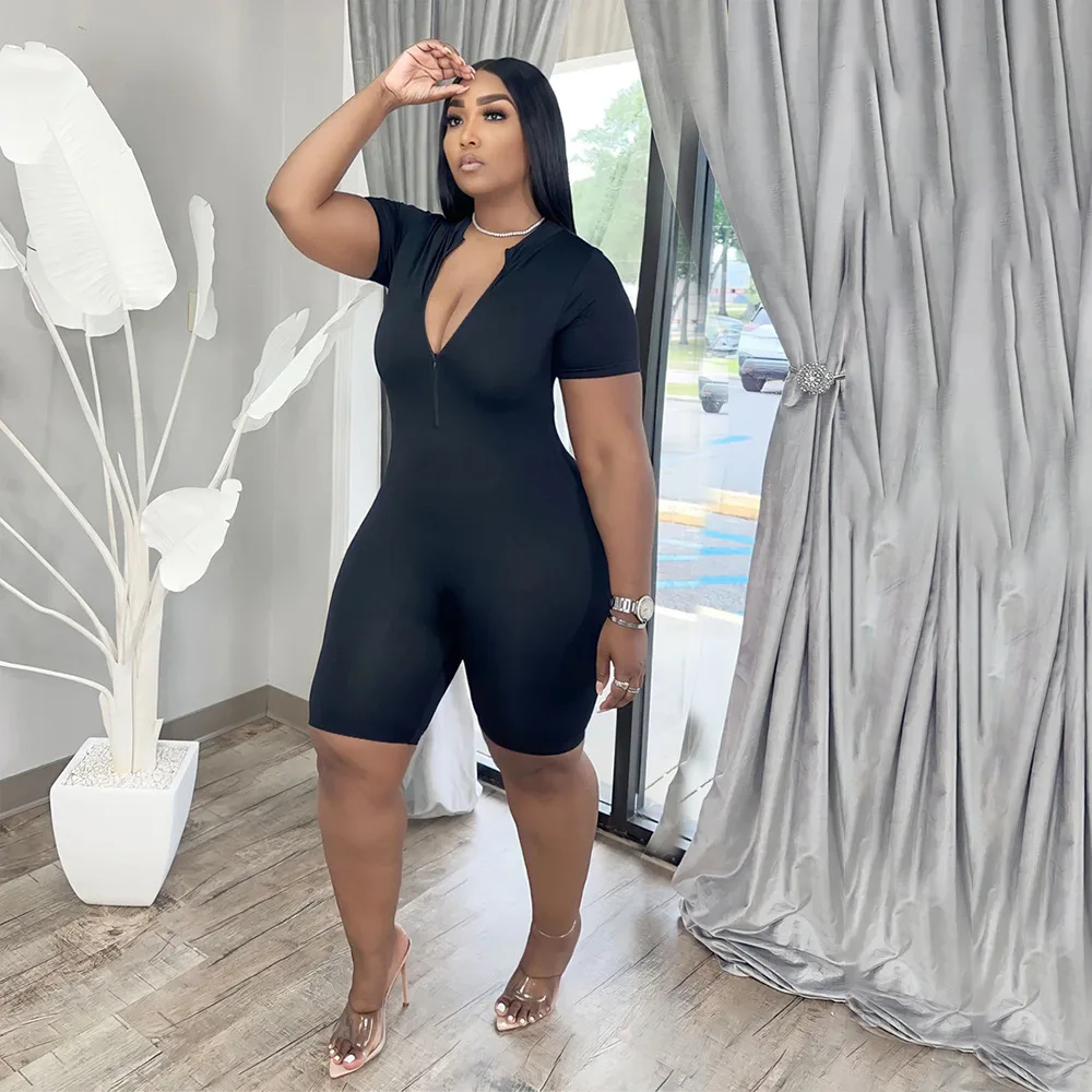 Женский короткий однотонный комбинезон на молнии