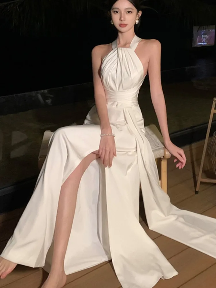 Женское атласное платье с лямкой на шее длинное однотонное открытой спиной