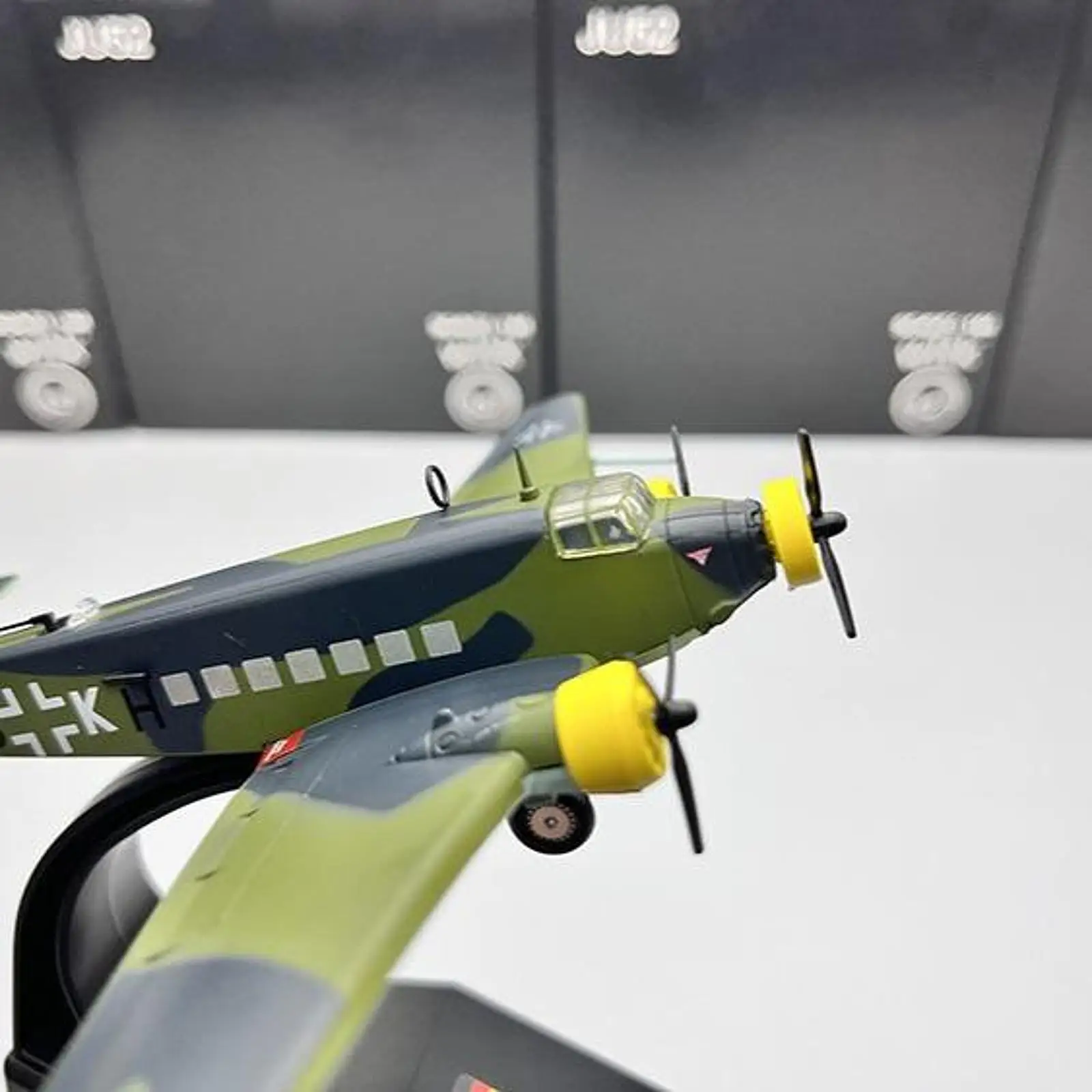 Фото Модель самолета JU-52 в масштабе 1:144, коллекционная, реалистичная, для демонстрации, настольное украшение для книжной полки №1