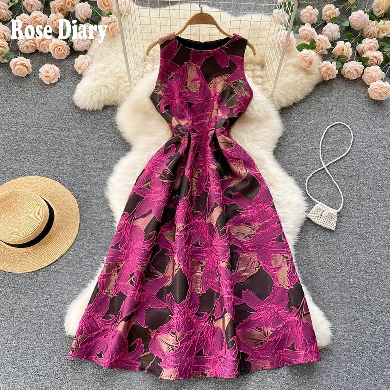 Женское платье с цветочной вышивкой без рукавов |