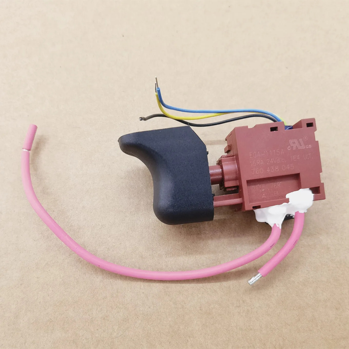 

Оригинальный новый 100% EGA-1115A 15RA 24 В постоянного тока, черный сверлильный переключатель