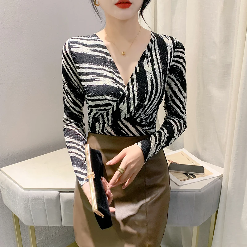 

Женская эластичная футболка с длинным рукавом, V-образным вырезом и надписью