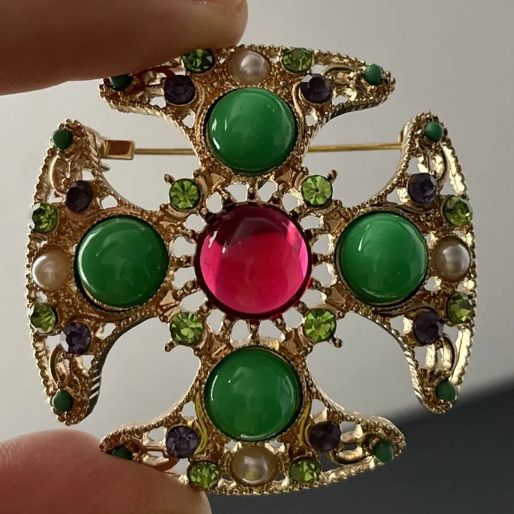 

Vintage Court Baroque Openwork Square Brooches for Women Luxury Personality Emerald Lapel Pins Vintage Corsage Accessories Gift