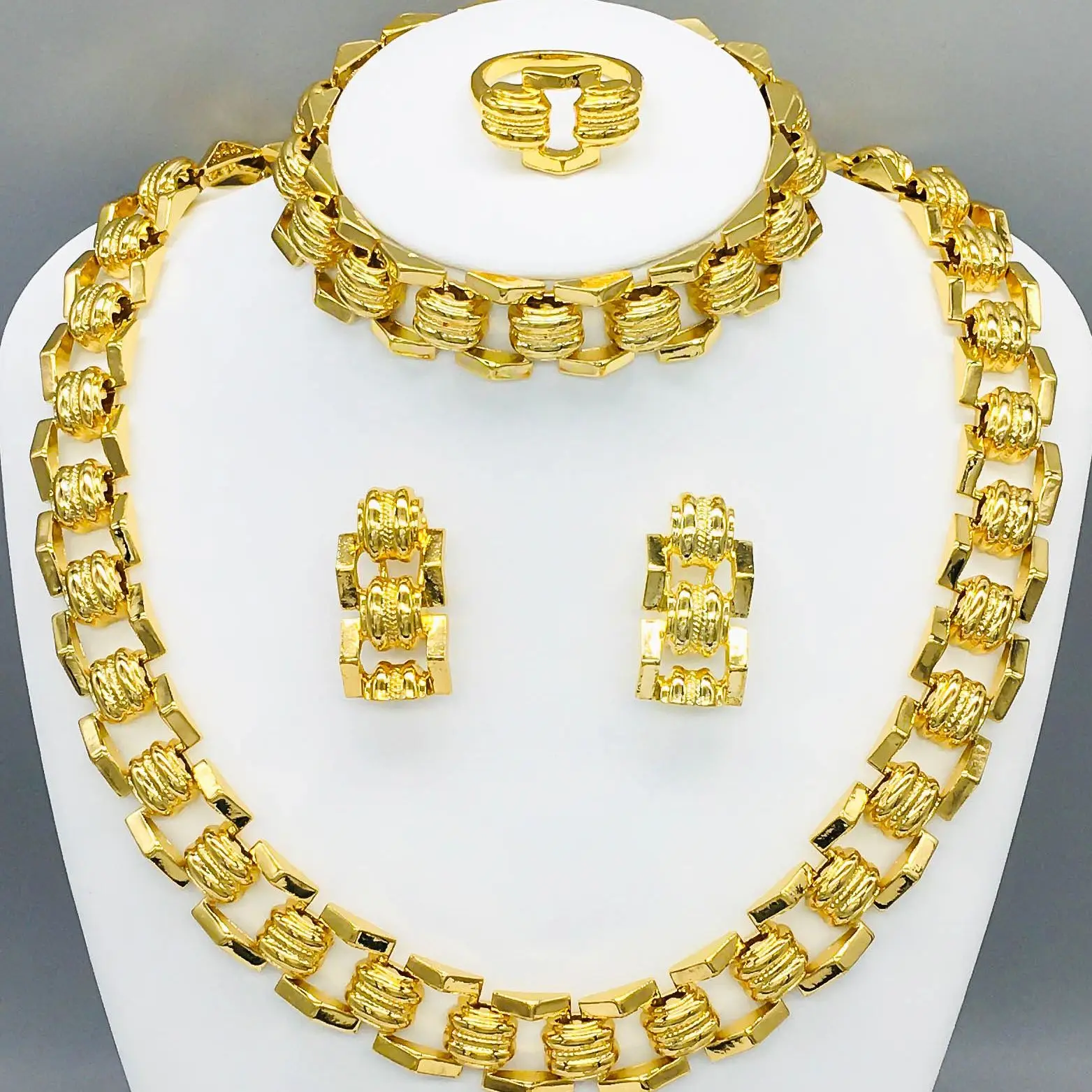 New Design Dubai Gold Jewelry Sets For Women Fashion Classic Necklace Earrings Bracelet Set Bridal Jewelry Sets Wedding Gift