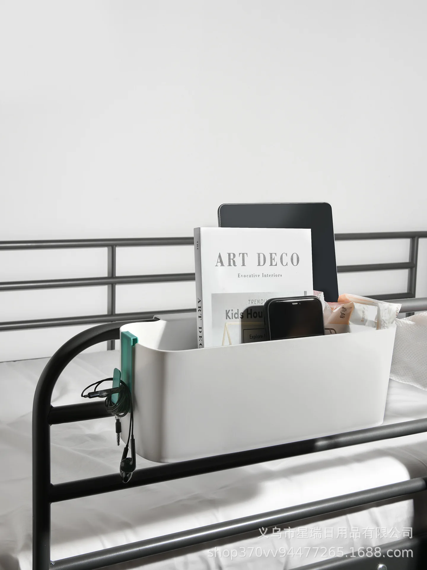 

Настенная корзина для хранения в студенческом общежитии