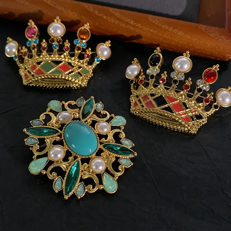 

Europe and America vintage brass crown jewel brooch Ladies accessories
