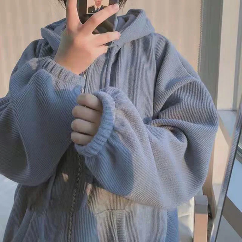 Женская утепленная верхняя одежда на молнии с капюшоном