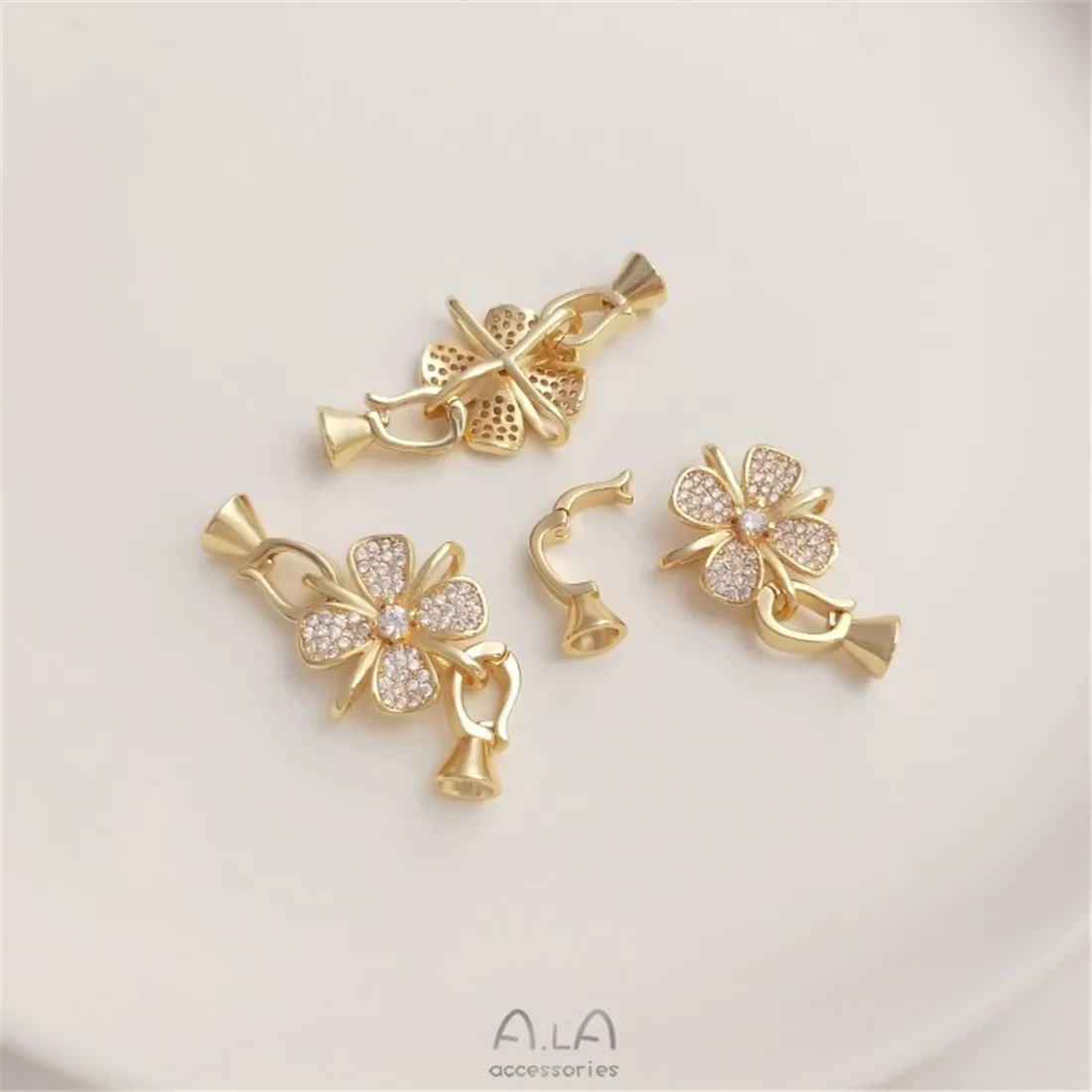 Упаковка из 14-каратного золота с микроинкрустацией цирконом в форме розы