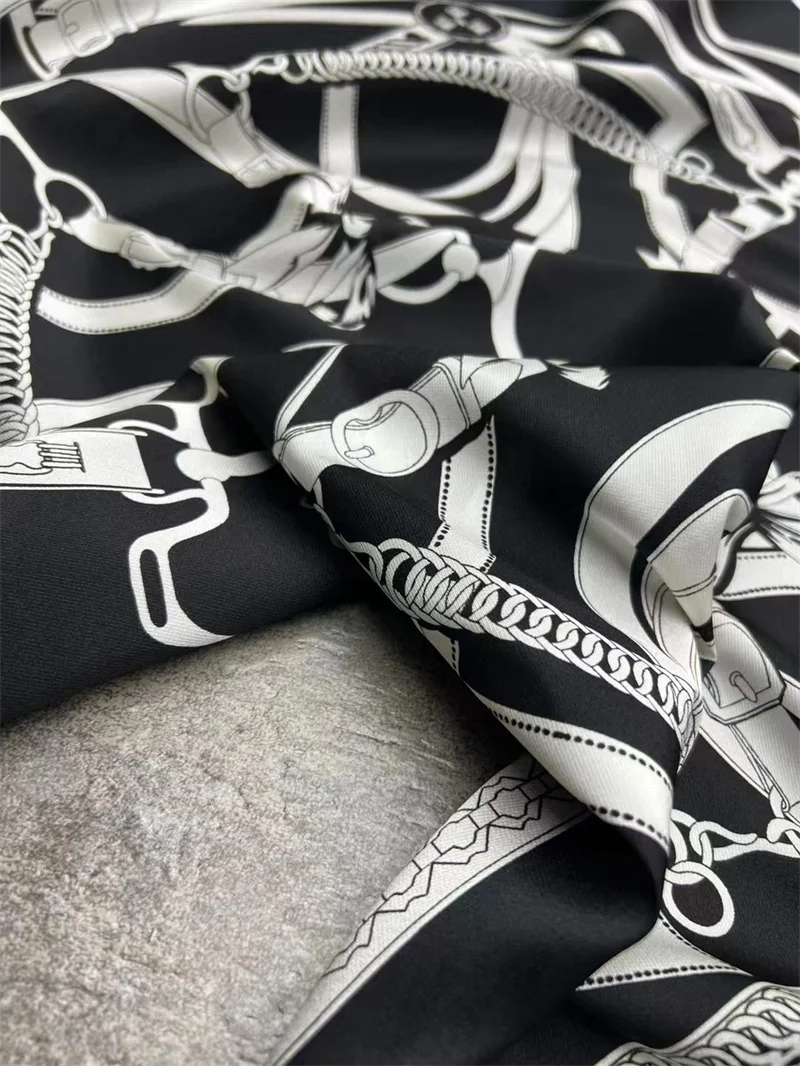 Модная черная белая цепочка Цветочная позиция шелковая ткань Женская Роскошная