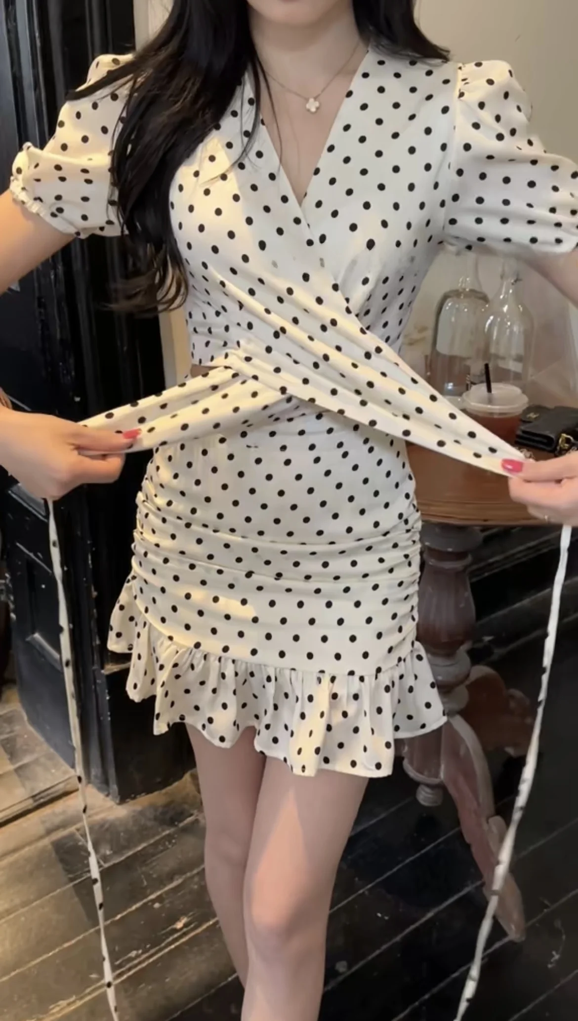 Женский костюм с юбкой в горошек Приталенный топ на бретельках и юбка оборками из