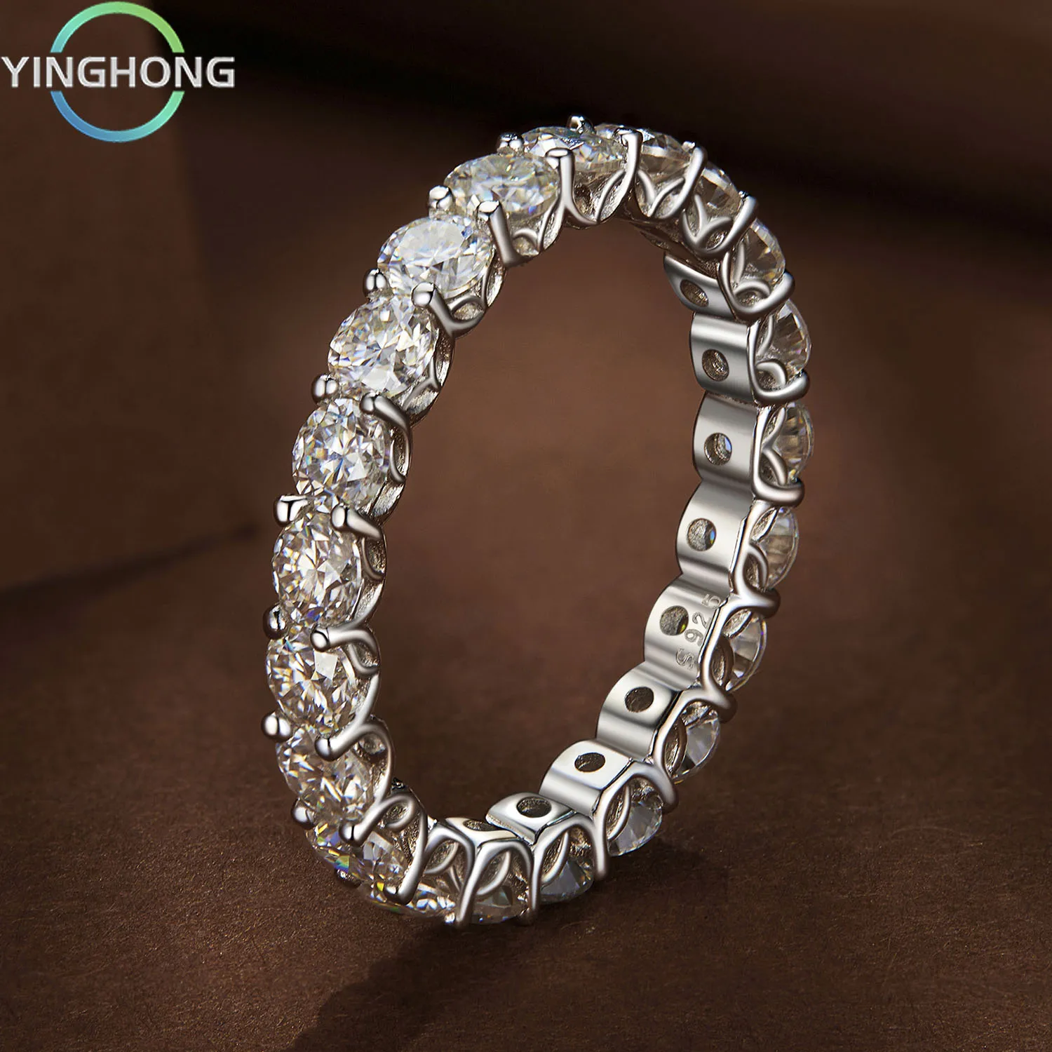 

Женское кольцо из серебра 925 пробы с муассанитом