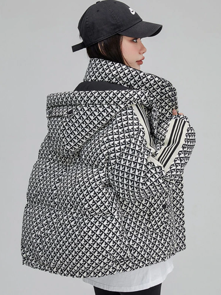 Утепленный пуховик с рисунком гусиные лапки женская зимняя Новинка 2023