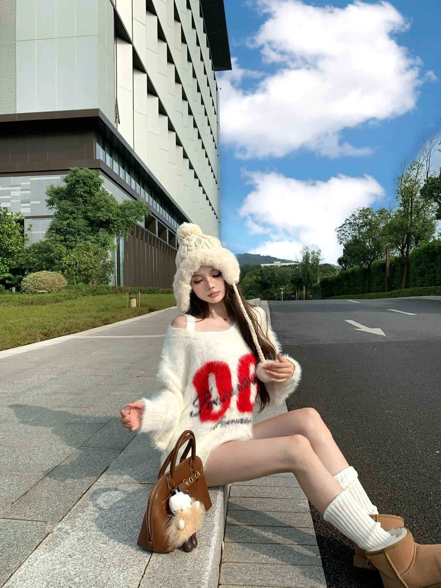 Белый жаккардовый норковый бархатный свитер с наклонными плечами и буквами