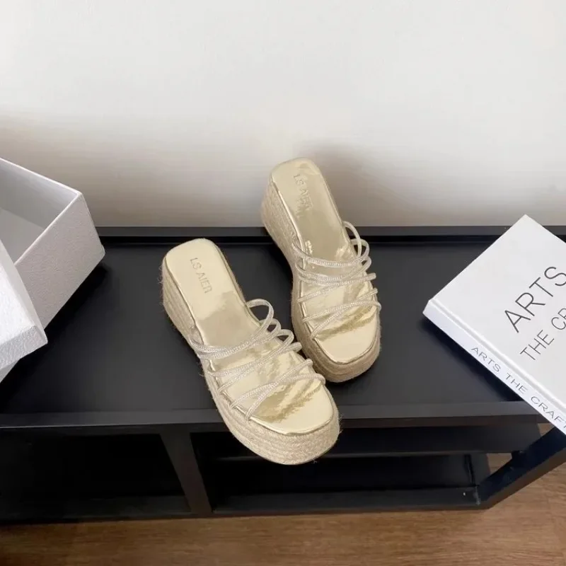 Женские летние шлепанцы на массивной платформе элегантные танкетке сланцы