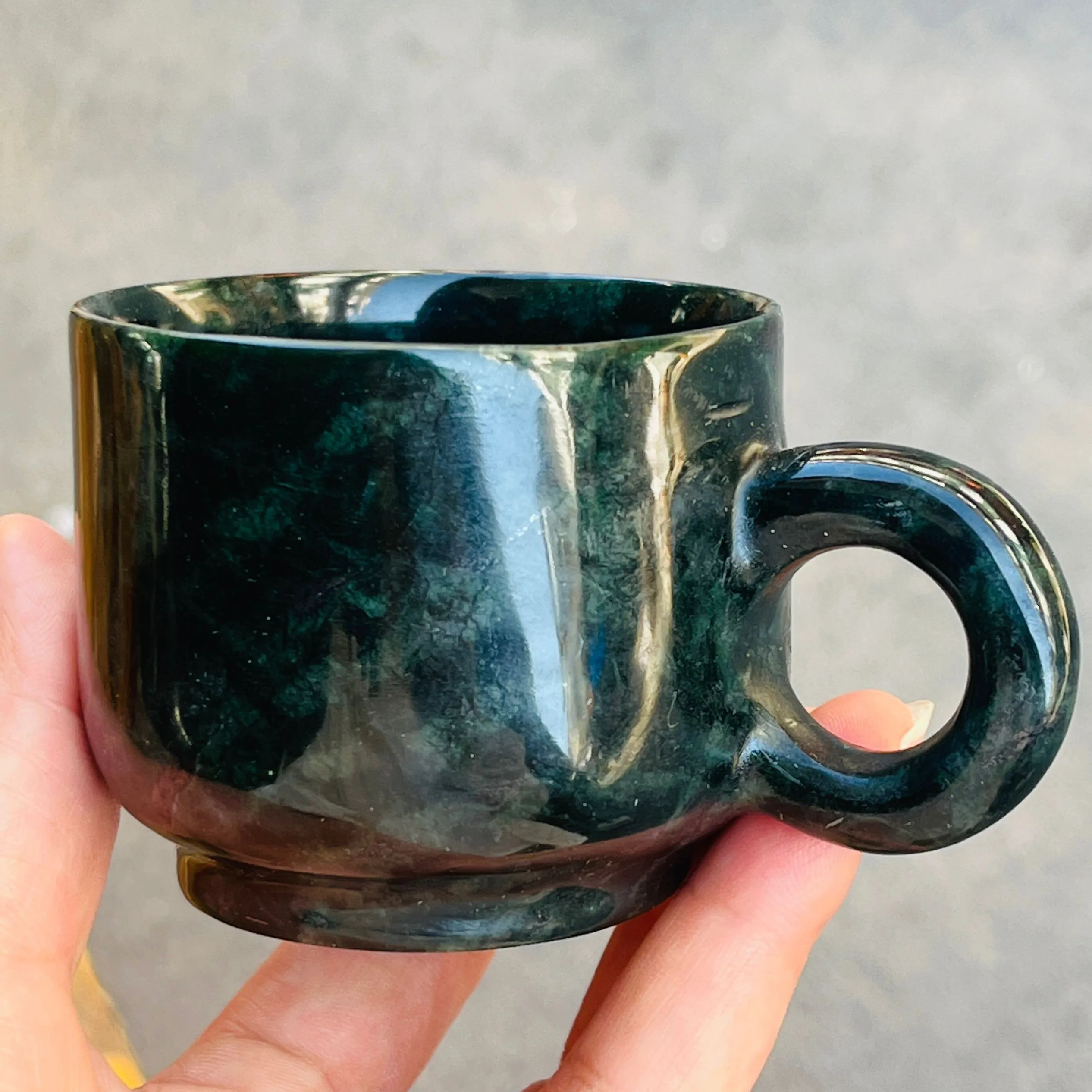 Кружка с ручкой из натурального камня нефрита молочного кофе