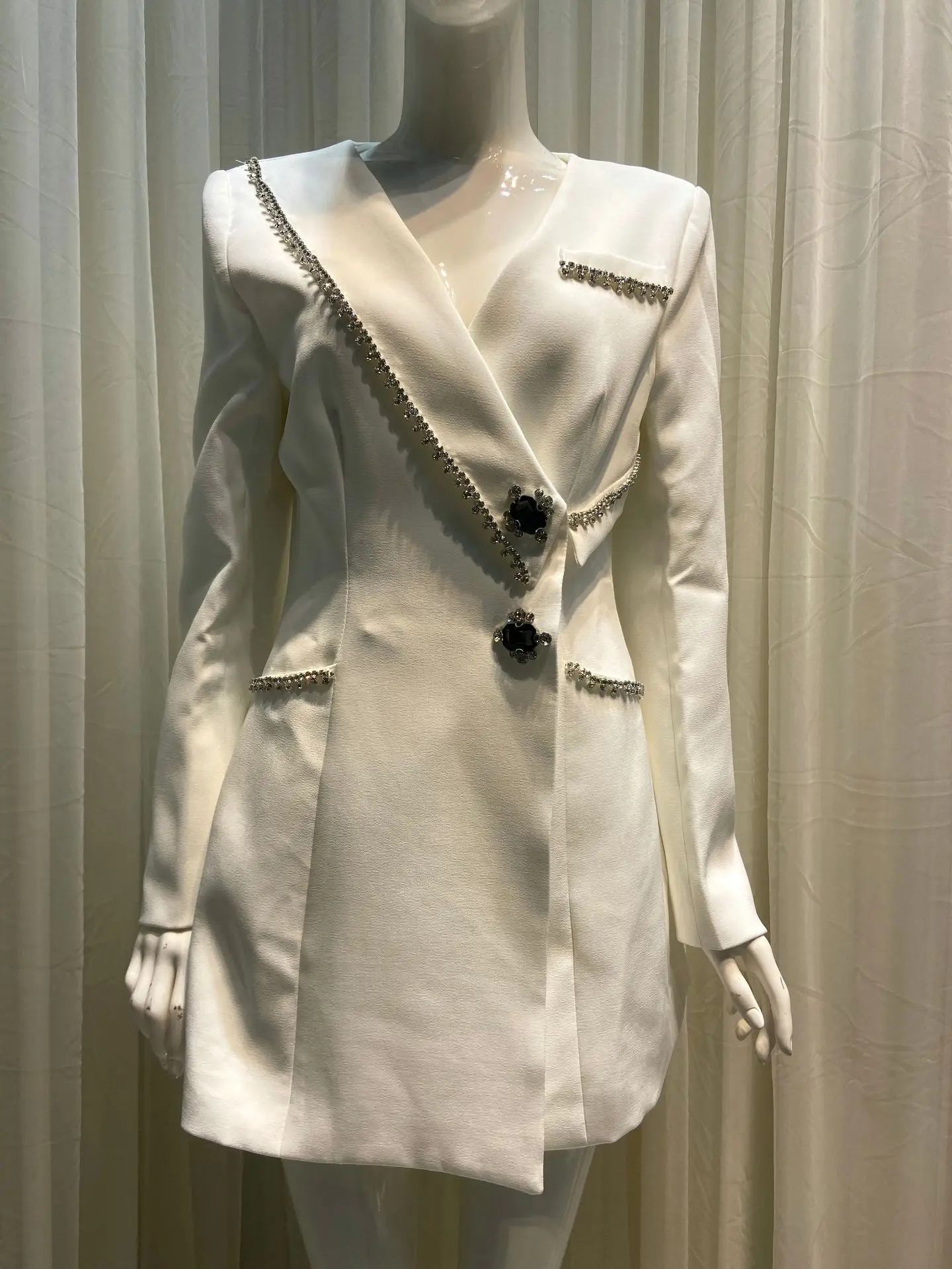 

Женский пиджак с V-образным вырезом, длинным рукавом и стразами