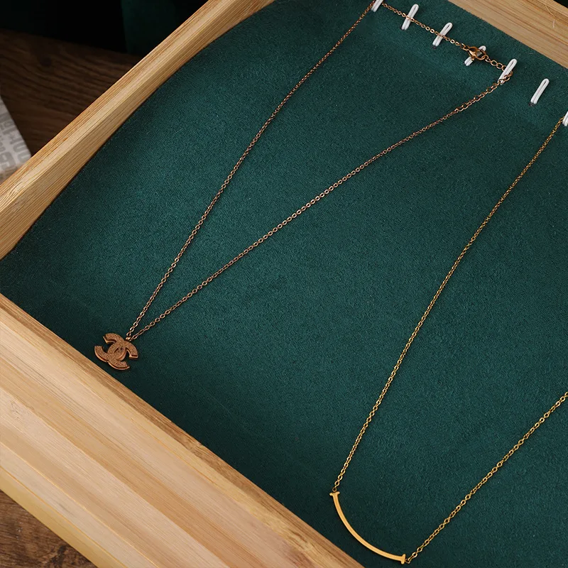 Wholesale Natural Bamboo Necklace Display Tray Colorful Velvet Necklace Tray Organizer for Jewelry Store Pendant Storage Stand