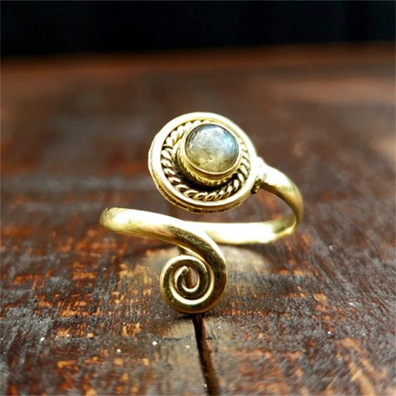 

Boho Style Retro Half Inlaid Moonstone Ring Trend Personality Creative Design Circle Curved Tail Ring Ladies Accessories Gift