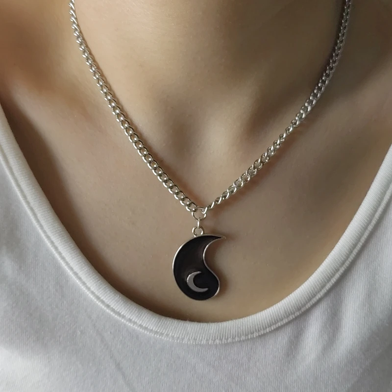 

2022Brand New Hip Hop Gothic Punk Couple Pendant Exquisite Black and White Yin Yang Stars Moon Men and Women Couple Gift Jewelry