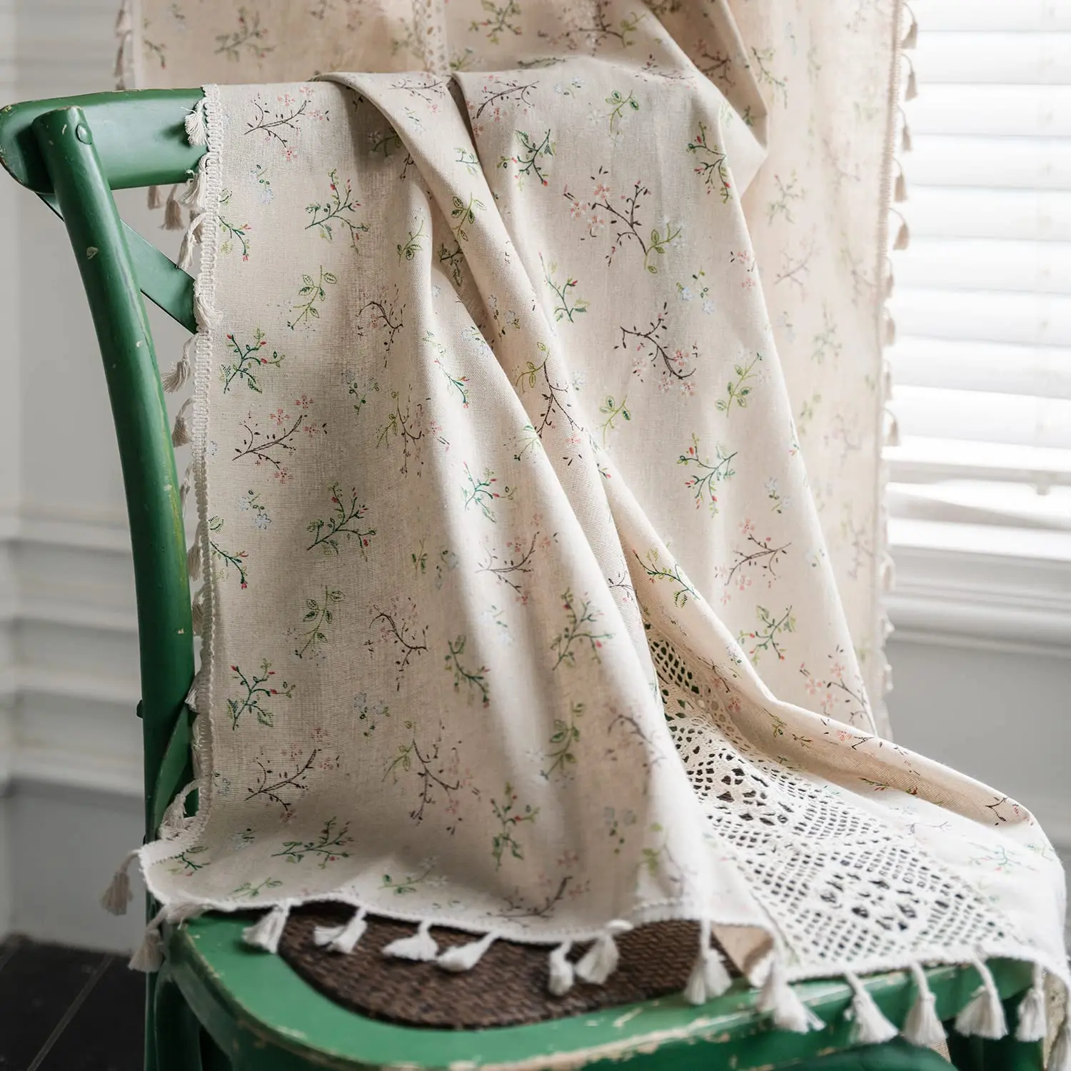 Полузатемняющие оконные шторы в стиле бохо с цветочным рисунком занавески