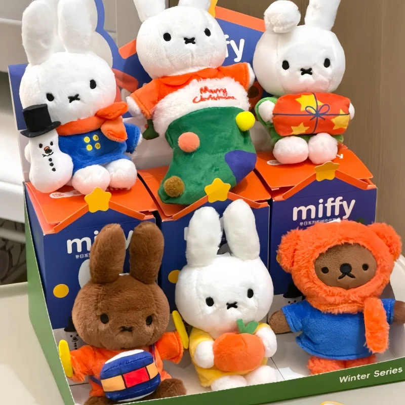 Фото В наличии 100% оригинальная зимняя коллекция Miffy, кулон, слепая коробка, фигурка, модель, настольное украшение, модные игрушки, коллекционный подарок №4